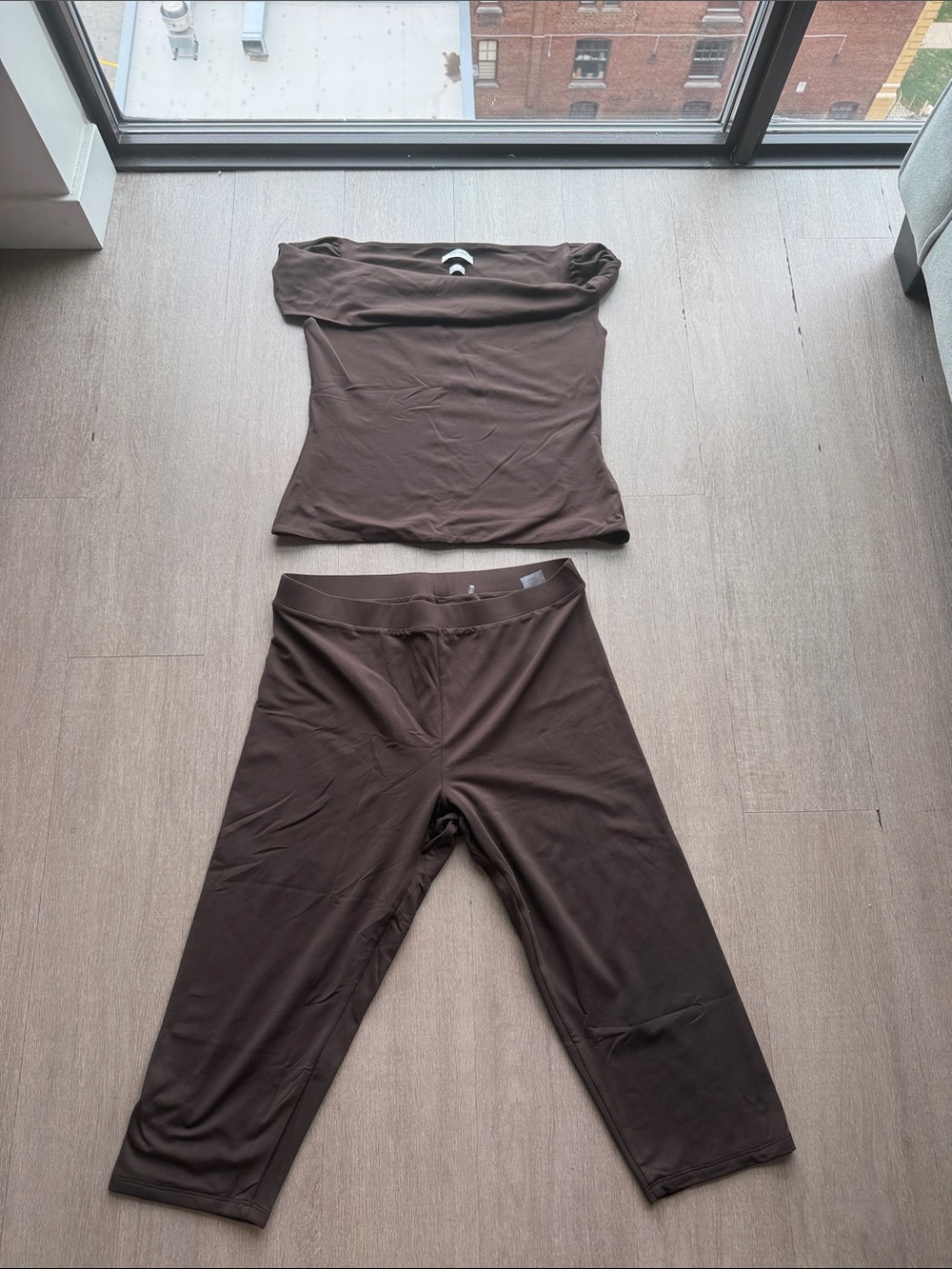 Aritzia 2 Piece Set Women’s Stretch Crop Pants & Top Set — Espresso Brown